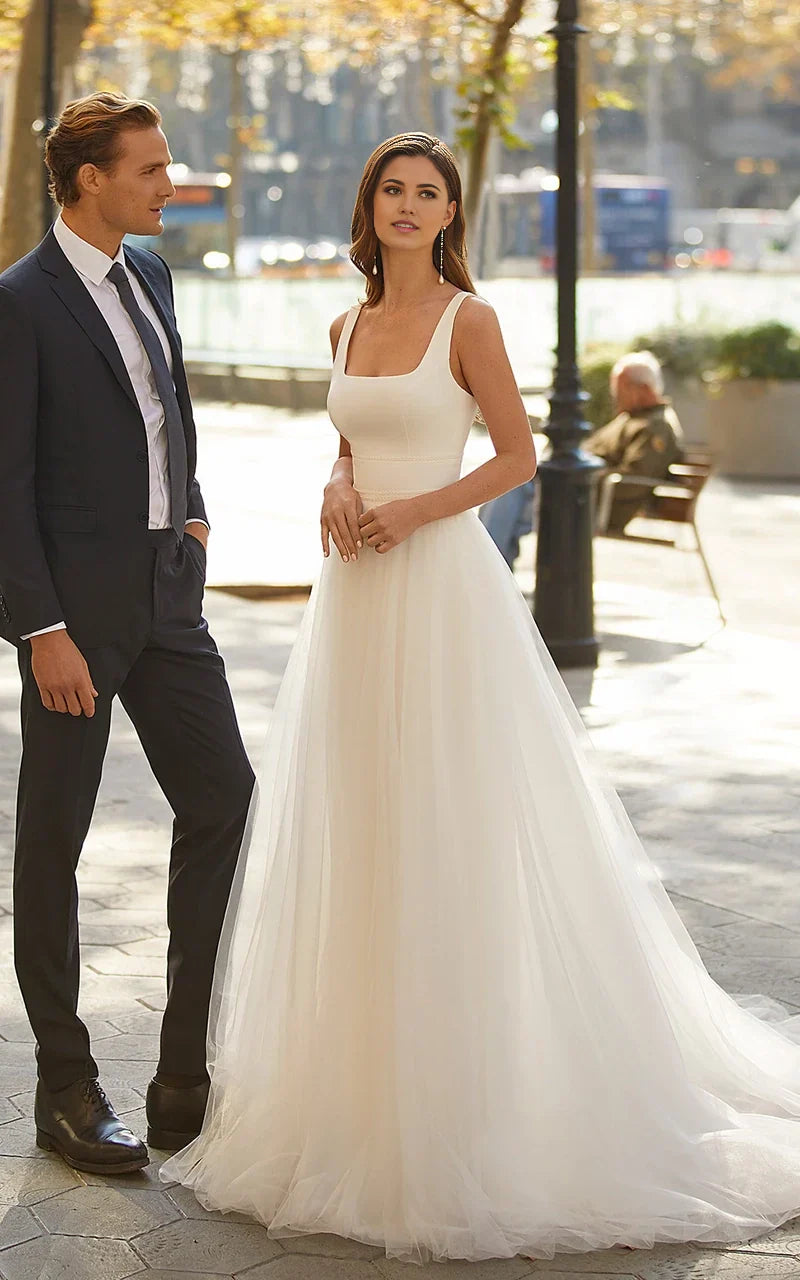Vestido de novia minimalista informal de tul cuadrado con cola larga y corte en A